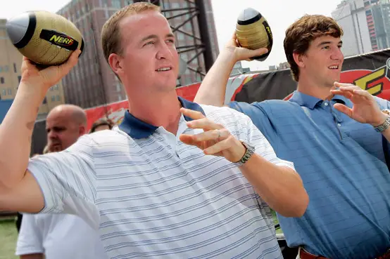 Brothers Peyton Manning (left) and Eli Manning (right) will exhibiting their identical throwing styles from opposite sides during the Pro Bowl.